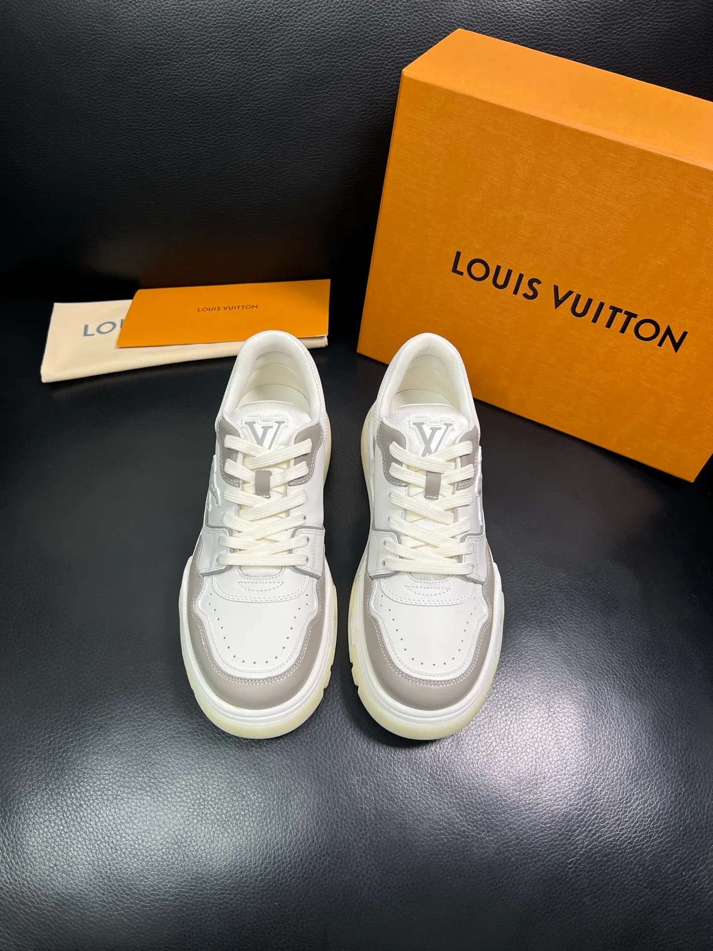 Men's shoes 💰900 Lv top purchase Louis Vuitton, counter synchronization, uppers imported from Italy cowhide, imported mesh padding soft and comfortable, soles: original soles specially provided by the original factory, T men's shoes 💰U exclusive movable molded soles super comfortable, original factory and single goods, high quality, welcome to compare, code number 38-44 (customized 45) 85883